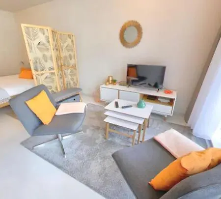 Contemporary Cosy In - Rm8 Nyon