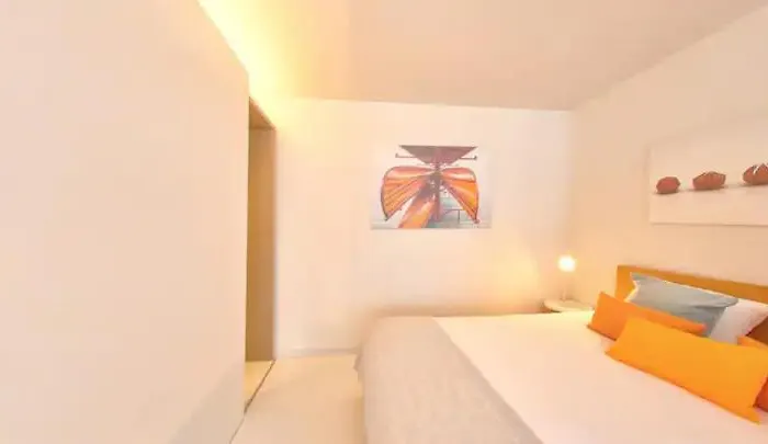 Contemporary Cosy In - Rm8