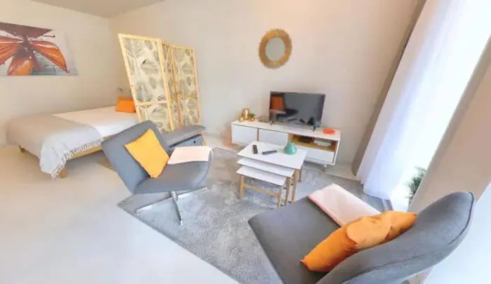 Contemporary Cosy In - Rm8 Nyon