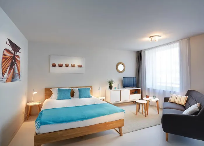 Contemporary Cosy In - Rm8 *